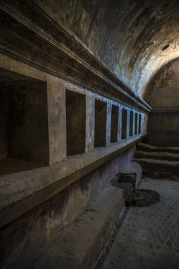 Pompeii, İtalya - 8 Ağustos 2015: Pompeii 'deki antik Roma tapınağının kalıntıları Vezüv, Napoli, İtalya
