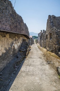 Pompeii, İtalya - 8 Ağustos 2015: Pompeii 'deki antik Roma tapınağının kalıntıları Vezüv, Napoli, İtalya