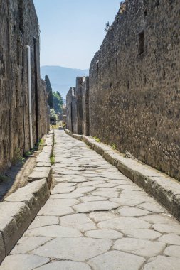 Pompeii, İtalya - 8 Ağustos 2015: Pompeii 'deki antik Roma tapınağının kalıntıları Vezüv, Napoli, İtalya