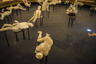 Pompeii, İtalya - 8 Ağustos 2015: Pompeii 'deki antik Roma tapınağının kalıntıları Vezüv, Napoli, İtalya