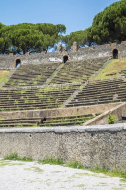 Pompeii, İtalya - 8 Ağustos 2015: Pompeii 'deki antik Roma tapınağının kalıntıları Vezüv, Napoli, İtalya