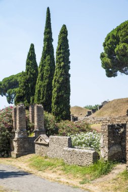 Pompeii, İtalya - 8 Ağustos 2015: Pompeii 'deki antik Roma tapınağının kalıntıları Vezüv, Napoli, İtalya