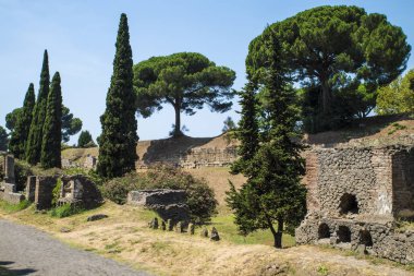 Pompeii, İtalya - 8 Ağustos 2015: Pompeii 'deki antik Roma tapınağının kalıntıları Vezüv, Napoli, İtalya