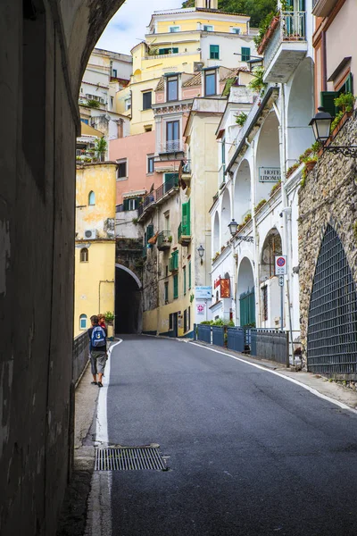 Amalfi, Italië - 12 augustus 2015: Zicht op Amalfi vanaf de kust. — Stockfoto