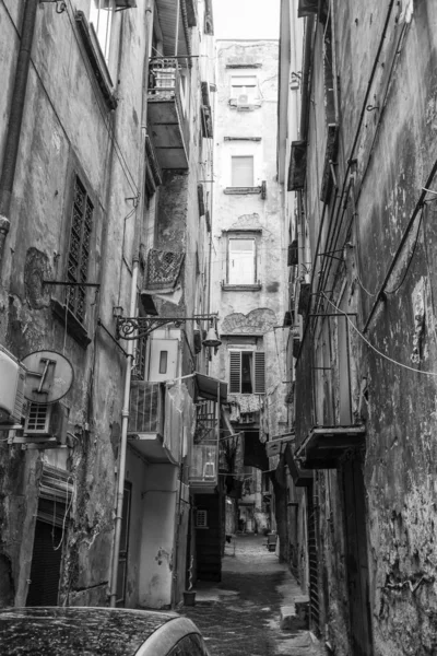 Napoli, İtalya - 08 Ağustos 2015: Napoli 'nin dar sokakları, siyah beyaz fotoğraflar. — Stok fotoğraf