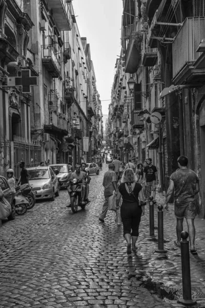 Napoli, İtalya - 08 Ağustos 2015: Napoli 'nin dar sokakları, siyah beyaz fotoğraflar. — Stok fotoğraf