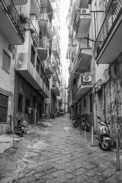 Napoli, İtalya - 09 Ağustos 2015: Napoli 'nin dar sokakları, siyah beyaz fotoğraflar. — Stok fotoğraf