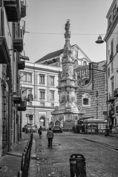Napels, Italië - 09 augustus 2015: Smalle straatjes van Napels, zwart-wit foto 's. — Stockfoto