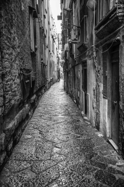 Napoli, İtalya - 16 Ağustos 2015: Napoli 'nin dar sokakları, siyah beyaz fotoğraflar.