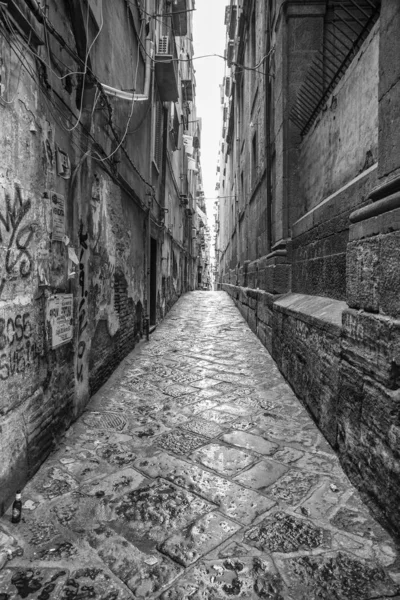 Napels, Italië - 16 augustus 2015: Smalle straatjes van Napels, zwart-wit foto 's. — Stockfoto