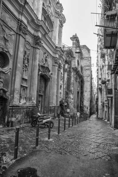 Napoli, İtalya - 16 Ağustos 2015: Napoli 'nin dar sokakları. — Stok fotoğraf