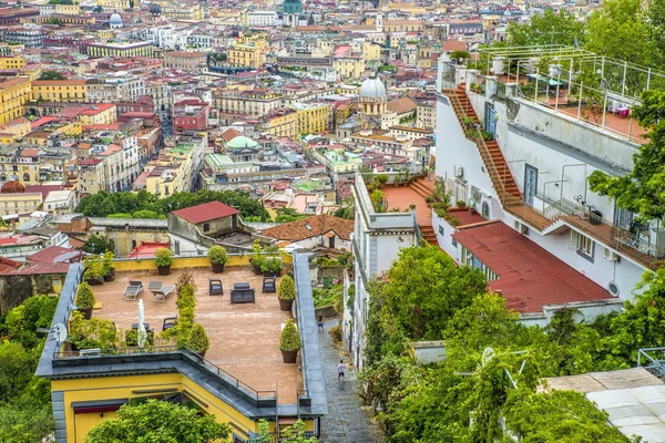 Napels, Italië - 16 augustus 2015: Uitzicht over de daken van Napels. — Stockfoto