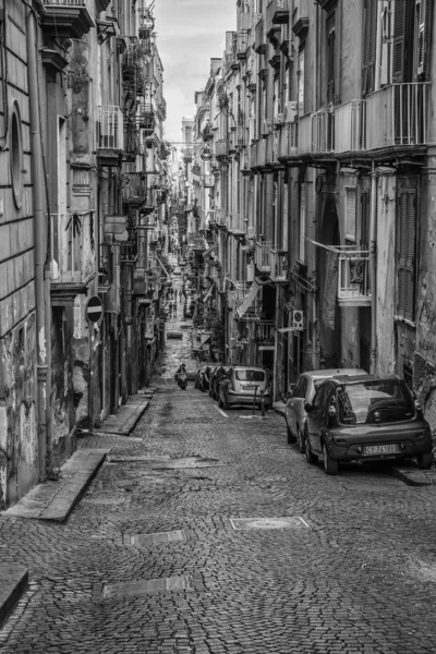 Napoli, 16 agosto 2015: Strade strette di Napoli, fotografie in bianco e nero . — Foto Stock