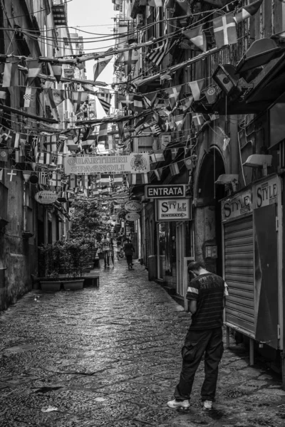 Napoli, İtalya - 16 Ağustos 2015: Napoli 'nin dar sokakları, siyah beyaz fotoğraflar. — Stok fotoğraf