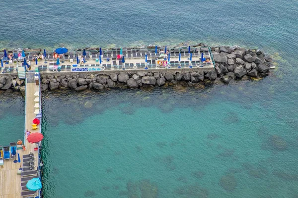 Nápoles, Sorrento Itália - 10 de agosto de 2015: Uma vista do topo das praias de Sorrento . — Fotografia de Stock