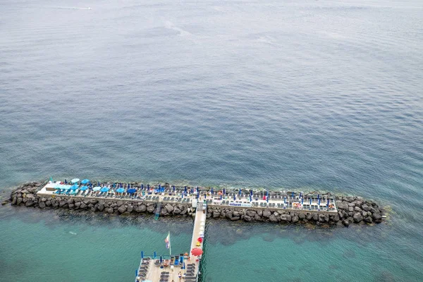 Неаполь, Сорренто Италия - 10 августа 2015 г.: Вид с вершины пляжей Сорренто . — стоковое фото