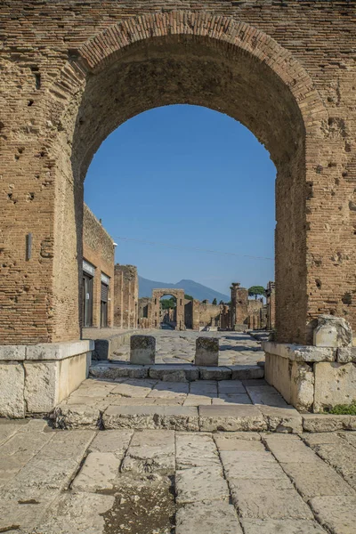 Pompeje, Itálie - 8. srpna 2015: Zřícenina starobylého římského chrámu v Pompejích u sopky Vesuv, Neapol, Itálie — Stock fotografie