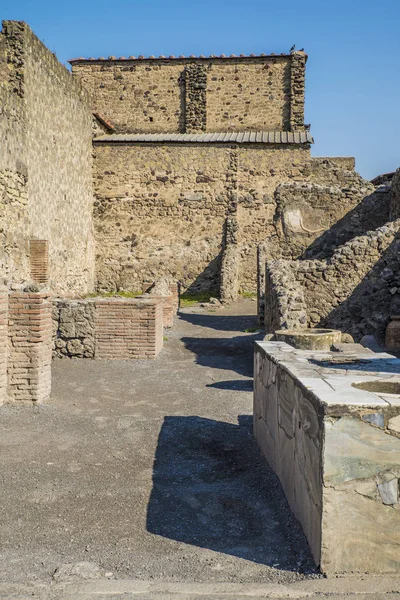POMPEII, ITÁLIA - 8 de agosto de 2015: Ruínas do antigo templo romano em Pompeia perto do vulcão Vesúvio, Nápoles, Itália — Fotografia de Stock