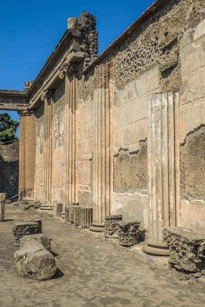 POMPEII, ITALY - 8 August 2015: Ruins of antique roman temple in Pompeii near volcano Vesuvius, Naples, Italy — Stock Photo, Image