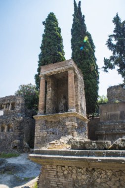 Pompeii, İtalya - 8 Ağustos 2015: Pompeii 'deki antik Roma tapınağının kalıntıları Vezüv, Napoli, İtalya