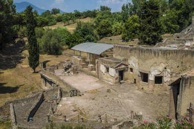Pompeii, İtalya - 8 Ağustos 2015: Pompeii 'deki antik Roma tapınağının kalıntıları Vezüv, Napoli, İtalya