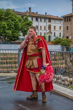 Roma - 18 Haziran 2014: Beyaz arka planda bir Romalı asker telefonda.