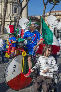 Roma - 20 Haziran 2014: İtalyan bir futbol taraftarı bisiklete biniyor.