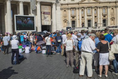  Vatikan - 18 Haziran 2014: Vatikan 'daki Aziz Peter Meydanı' na hacılar geldi.