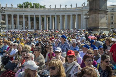  Vatikan - 18 Haziran 2014: Vatikan 'daki Aziz Peter Meydanı' na hacılar geldi.