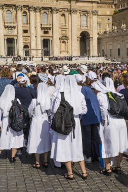  Vatikan - 18 Haziran 2014: Vatikan 'daki Aziz Peter Meydanı' na hacılar geldi.