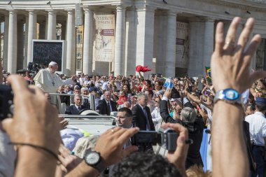  Vatikan - 18 Haziran 2014: Vatikan 'daki Aziz Peter Meydanı' na hacılar geldi.