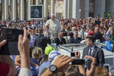  Vatikan - 18 Haziran 2014: Vatikan 'daki Aziz Peter Meydanı' na hacılar geldi.