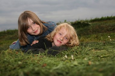 Çayırda yatan iki kız.