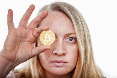 Bitcoin 'li sarışın bir kadın.