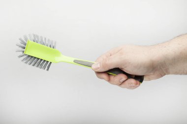 Temizlik fırçalı bir erkek el.