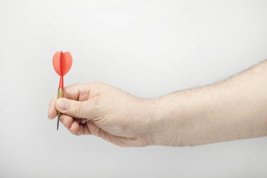 Dartlı bir erkek el.