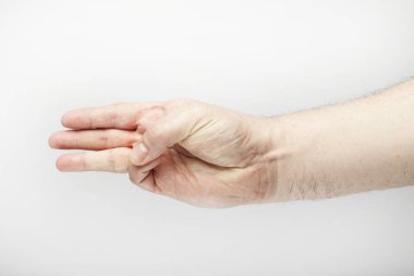 Erkek eli üç parmak gösteriyor.