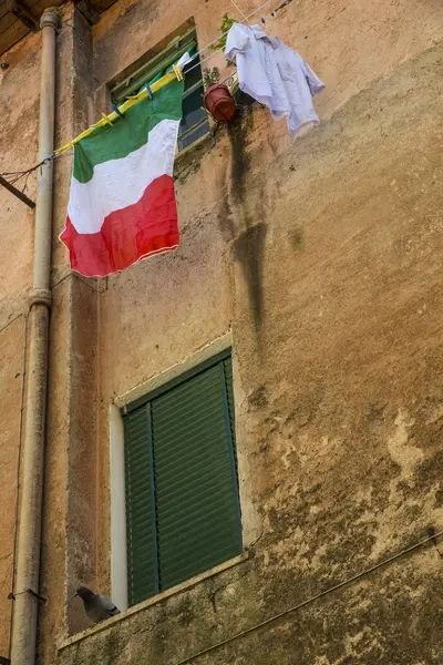 Wasserij ophangen aan de waslijn voor het raam in Italië. — Stockfoto
