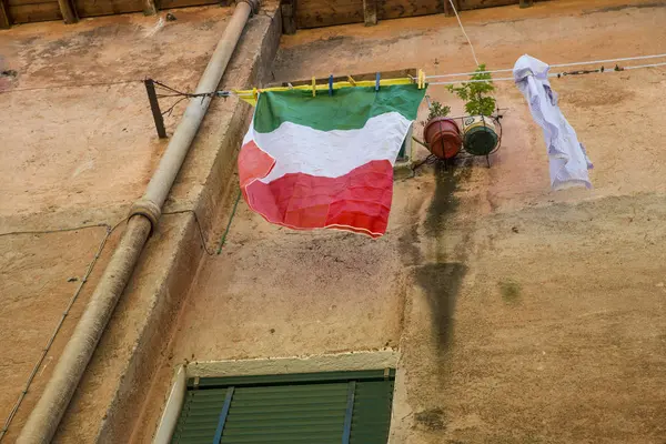Wasserij ophangen aan de waslijn voor het raam in Italië. — Stockfoto