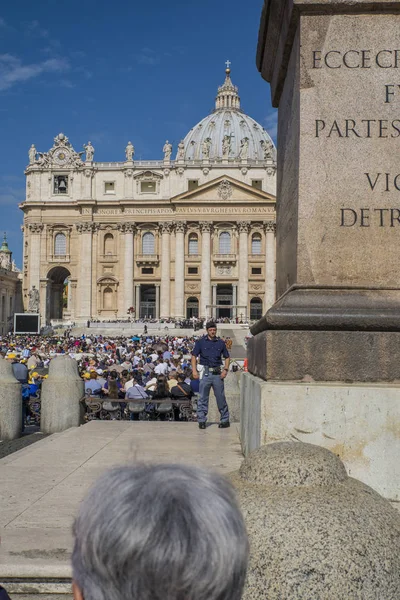 Vaticano - 18 de junio de 2014: Peregrinos vienen a visitar la Plaza de San Pedro en el Vaticano . — Foto de Stock