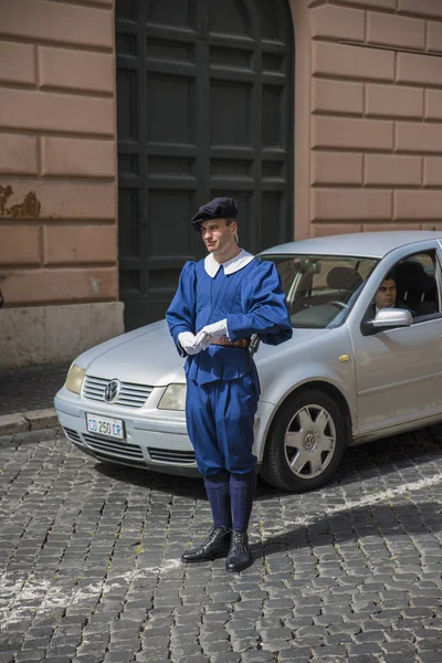 Vatican - June 18, 2014 : Pontifical Swiss Guard soldier guards entrance. — Stock Photo, Image