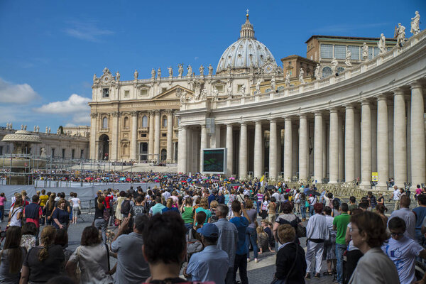  Vatican - June 18, 2014 : Pilgrims come to visit St. Peter's Square in Vatican.