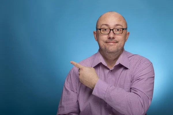 En affärsman i pikéskjorta som pekar med pekfingret — Stockfoto