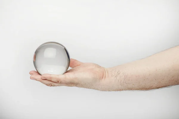 Erkek eli falcı küresi ya da kristal küreyi tutar — Stok fotoğraf