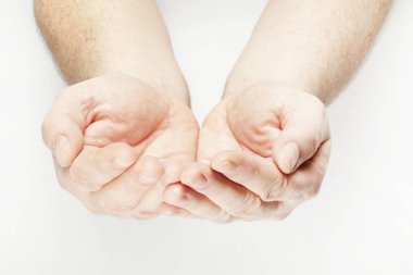 İki erkek el tutuş pozisyonunda