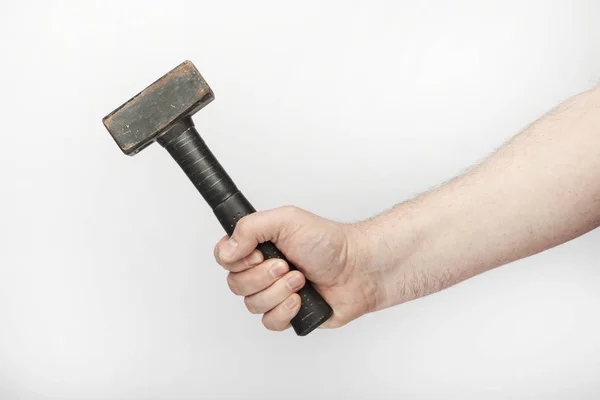 Mano masculina sostiene un martillo viejo — Foto de Stock
