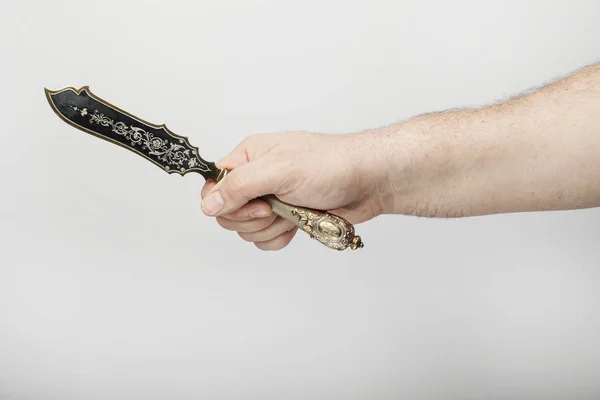 La mano masculina sostiene un cuchillo de pescado antiguo — Foto de Stock