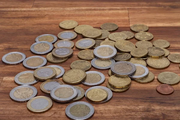 Euromunten op tafel — Stockfoto