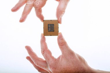 İşlemciyle iki el.