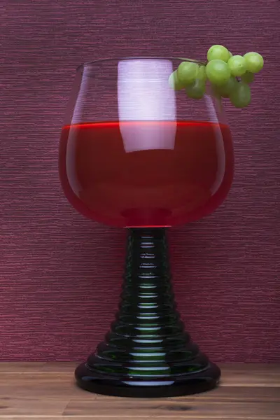 Copa de vino Rummer con uvas verdes — Foto de Stock